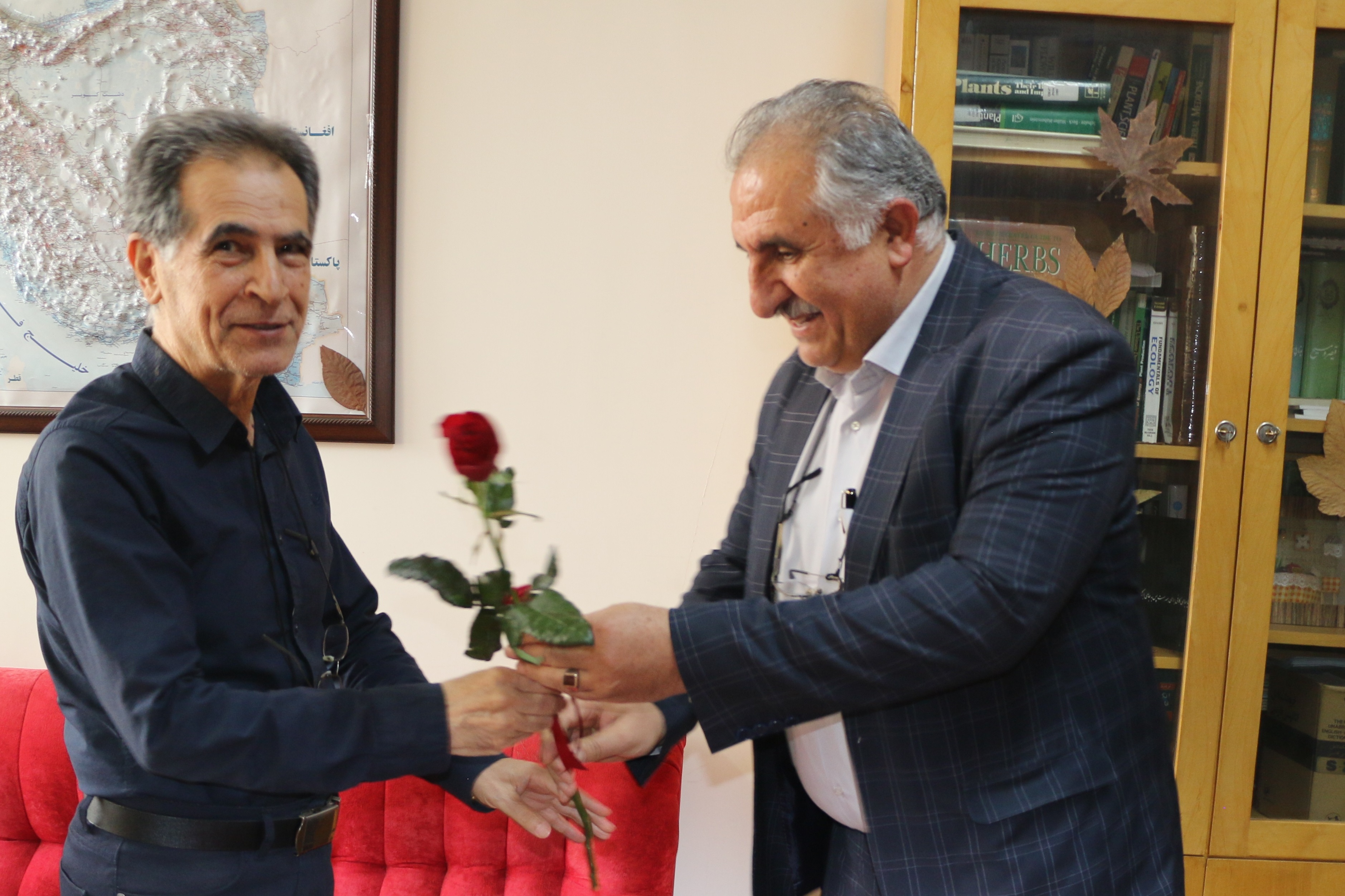 تجلیل از اساتید دانشکدگان به مناسبت گرامیداشت روز معلم و مقام استاد
