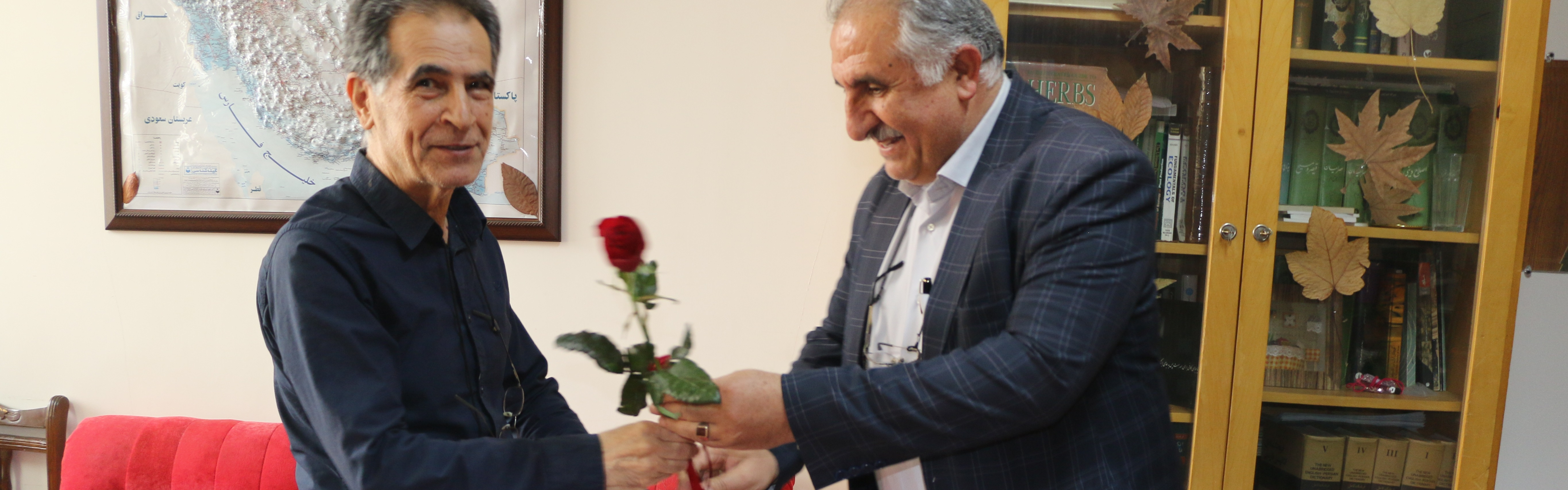 تجلیل از اساتید دانشکدگان به مناسبت گرامیداشت روز معلم و مقام استاد